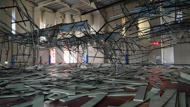 八德国民运动中心羽球场天花板因地震塌落。（资料照／赖佑维摄）