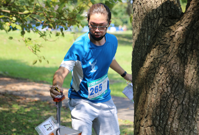 寻找打卡点的方向辨别能力，让定向越野不是只有求快，比赛也充满不确定性。（中华民国定向越野协会提供）