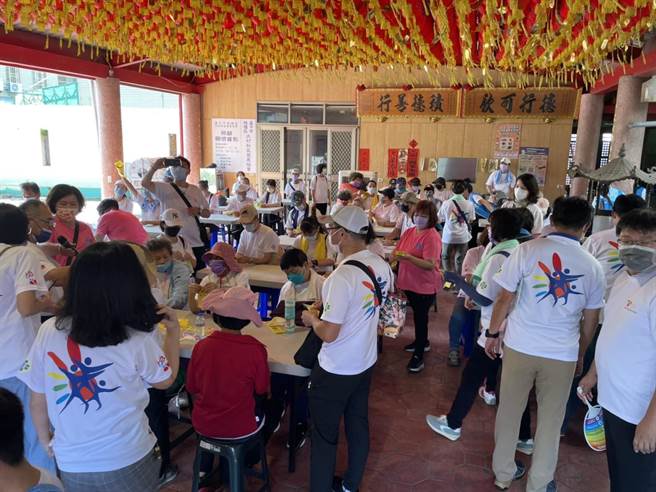 专人教大家折八卦与神衣。（童医院提供）