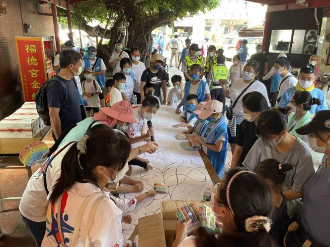 小手拉大手健走认识社区文化，亲子共学彩绘活动，（童医院提供）