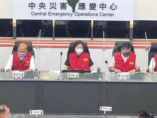 总统蔡英文视察中央灾害应变中心「0918地震工作会报」。（王扬杰摄）