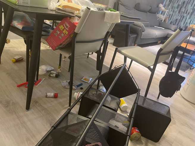 香蕉住在淡水，家中被地震摇得东西乱撒。（图／FB@香蕉）