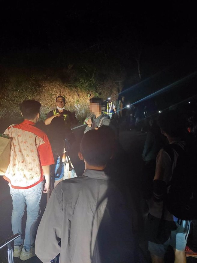 赤科山產業道路目前搶通至6.7K坍分處，特搜人員徒步攀爬接駁方式將遊客13人帶出。（警方提供）