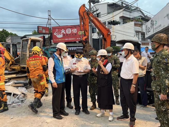 徐榛蔚(中黑衣)統轄各單位救援震災，安撫受驚民眾並善後處理、預警可能風險。（圖／取自徐榛蔚臉書）
