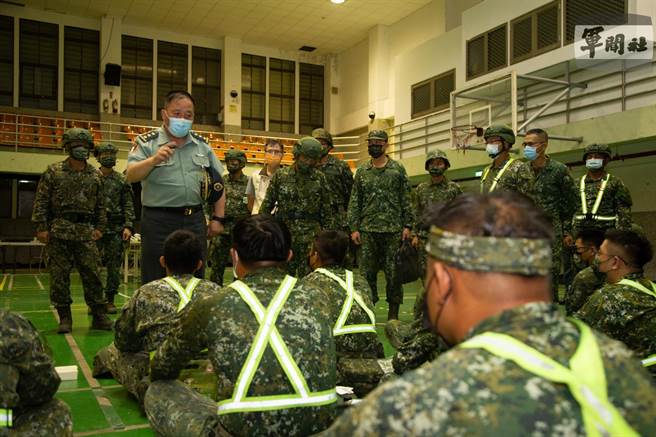 陆军司令徐衍璞上将代表部长邱国正慰问支援救灾官兵。（军闻社提供）