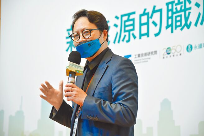 臺湾大学电机系教授刘志文分享工研院与臺大携手推动「智慧电网与绿能跨域专长」学程的特色、以及对未来职涯的帮助。图／工研院提供