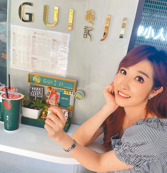 人力銀行發言人黃若薇在大甲創業開起手搖飲店，和鎮瀾宮推出平安符優惠聯名活動。圖／黃若薇提供