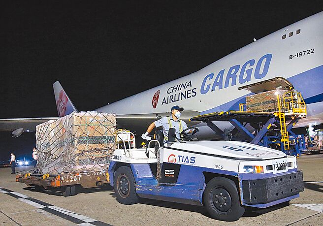 專家批評疫苗採購是「合法貪瀆」，對此指揮中心出面回應。圖為首批80.4萬劑莫德納次世代雙價疫苗16日深夜抵台。（資料照 范揚光攝）