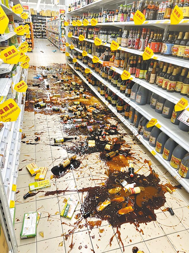 台東關山鎮昨晚9點41分發生芮氏規模6.4地震，全台有感。台東市區連鎖大賣場商品倒塌。（民眾提供）