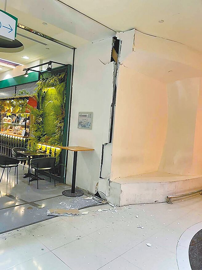 台東關山鎮昨晚9點41分發生芮氏規模6.4地震，全台有感。高雄夢時代百貨牆壁裂出數個超級大縫。（記者爆料網提供）