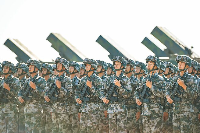 美国总统拜登提名接掌战略司令部的空军上将柯顿15日警告，中国作为崛起的核武国家，带来歷史性威胁和挑战。图为中共解放军。（中新社）