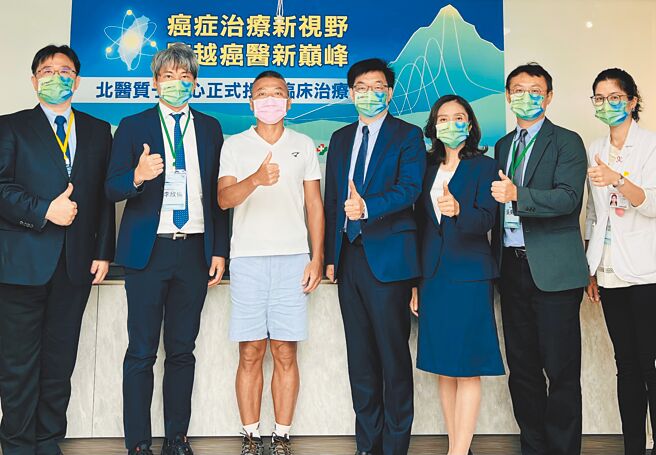 北医质子中心正式投入临床治疗，匯集臺北医学大学医疗体系的跨体系量能，试营运迄今完成11位病人的治疗。图为质子中心团队与王先生。（北医附医提供／林周义台北传真）