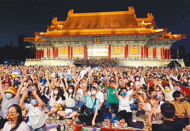 云门舞集在两厅院广场公演2022年作品「霞」，观眾热情参与。（姚志平摄）