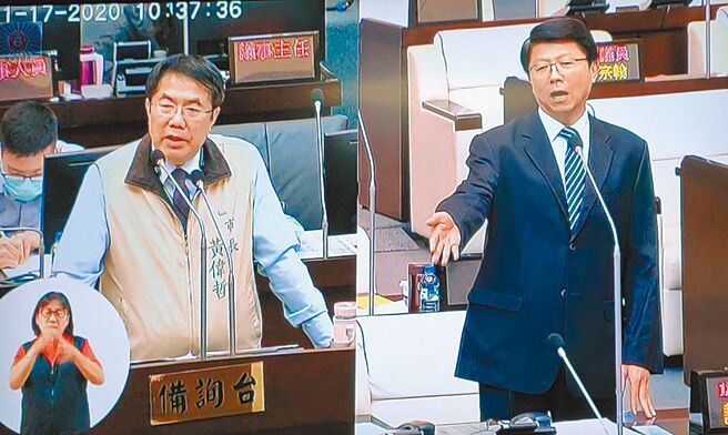 下屆台南市長選舉，黃偉哲（左）運用執政優勢構築防線，化解謝龍介（右）的輪番攻勢。（本報資料照片）