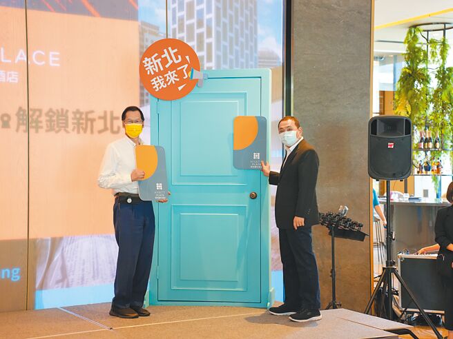 「Hyatt Place凯悦嘉轩」国际品牌饭店落脚新庄，17日盛大办理开幕典礼，新北市长侯友宜（右）、宏匯集团董事长许崑泰（左）皆出席现场祝贺。（黄敬文摄）