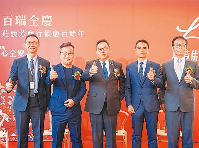 隆远集团预售新案「心仝聚」2022年9月14日向媒体公开，中间为隆远集团庄子华董事长。（业者提供）