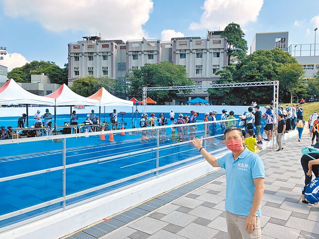 竹北市長參選人林為洲17日到地方直排輪賽事會場，關心在地運動發展。（林為洲團隊提供／邱立雅竹縣傳真）