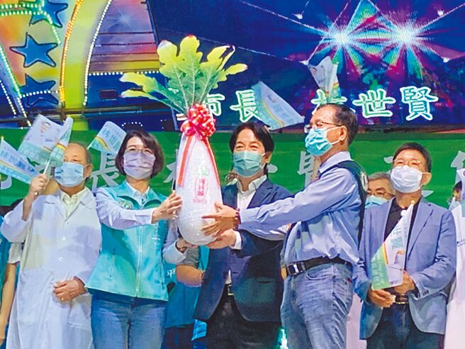 副总统赖清德（前排中）力荐彰化市长林世贤（前排右1）和彰化县县长参选人黄秀芳（前排左1），赠送大萝卜，象徵好采头。（吴敏菁摄）