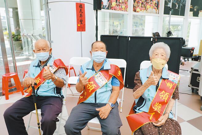 台南市政府頒獎表揚152位高齡志工，安平區石門社區照顧關懷據點志工92歲陳李惠美（右一）最年長。（洪榮志攝）