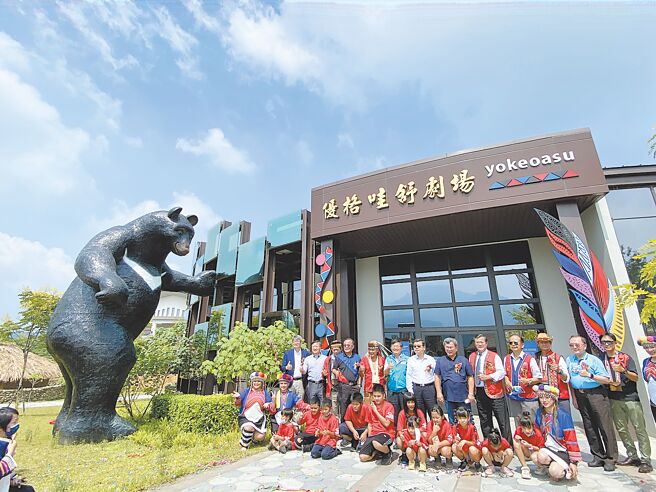 嘉義縣鄒族逐鹿文創園區優格哇舒劇場（yokeoasu）揭幕，6米高台灣黑熊公仔，威武吸睛。（廖素慧攝）