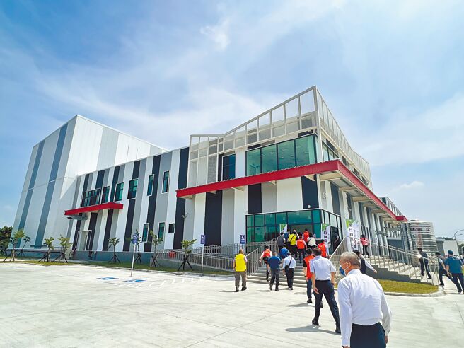 全台首座「国际保鲜物流中心」17日启用，除导入冷链管理设施、确保农产品品质外，还发挥储藏功能、协助调节产销及稳定粮食供应。（谢佳潾摄）