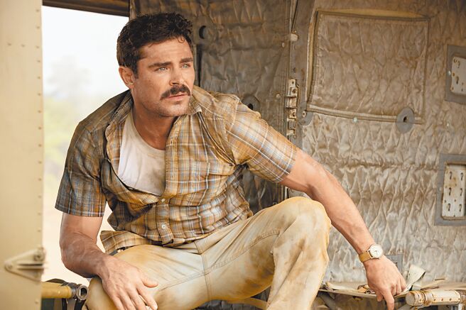 柴克艾弗隆在《在前线乾杯》中，带着啤酒到前线给从军的好友。（Apple TV+提供）（饮酒过量 有碍健康）