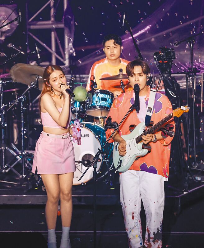 乐团「告五人」昨在台北儿童新乐园开唱，吸引大批粉丝到场支持。（罗永铭摄）