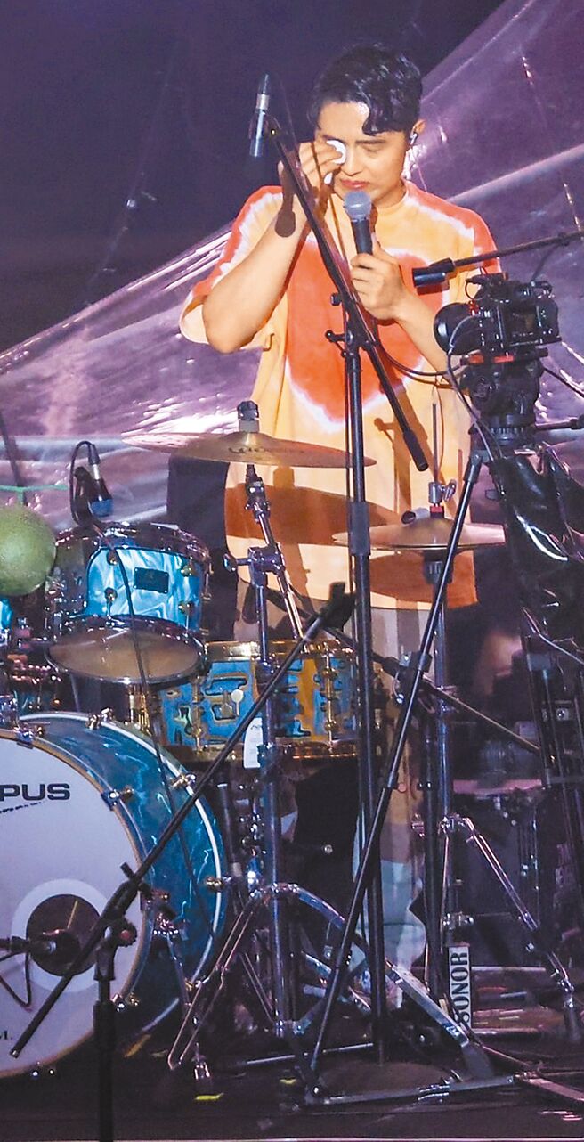 「告五人」团员谦哥看到现场满满粉丝，突然激动泪崩。（罗永铭摄）