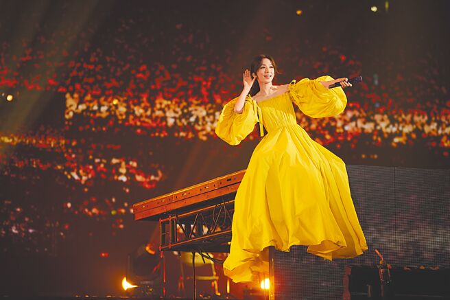 田馥甄昨在高雄巨蛋舉辦第2場演唱會，在台上賣力開唱。（何樂音樂提供）
