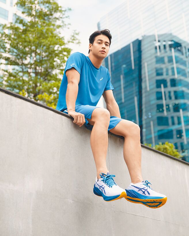 林敬伦演绎NOVABLAST 3，百搭轻盈兼顾机能性，售价4580元。（亚瑟士提供）