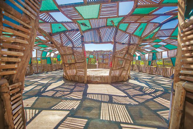 《在水一方》从生态结合美学的角度出发，结合中兴国小学生生态艺术创作，进行廊道与作品布置。（桃园市政府提供）