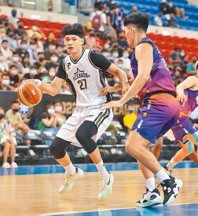 张镇衙（左）一边运球，一边寻求突破对方防守机会。（中华篮协提供）