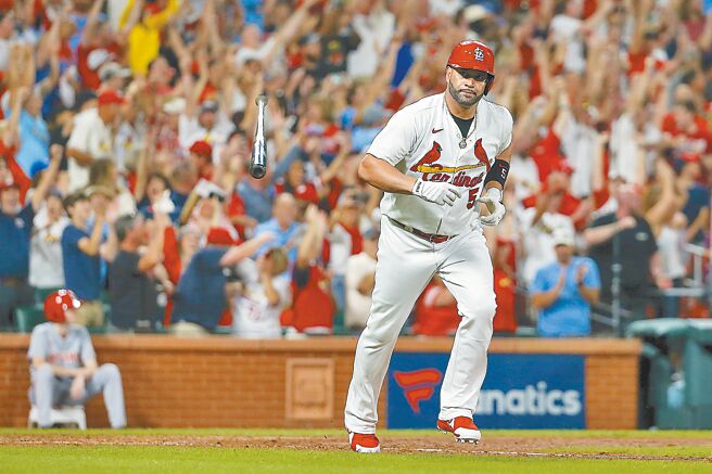 红雀普侯斯看着自己生涯第698轰飞出墙外后，帅气的将球棒甩向一旁。（美联社）