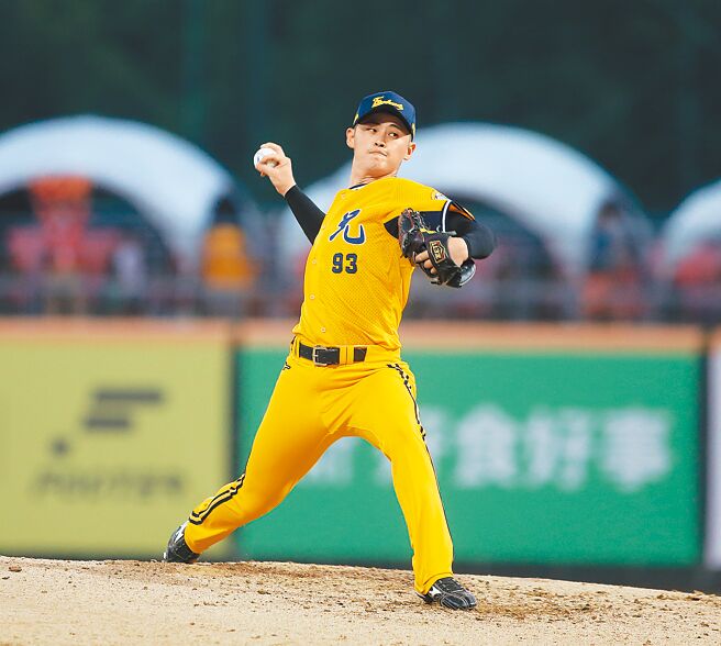 中职龙象战，兄弟先发投手吴哲源挑战个人10连胜，可惜无关胜败。（陈怡诚摄）