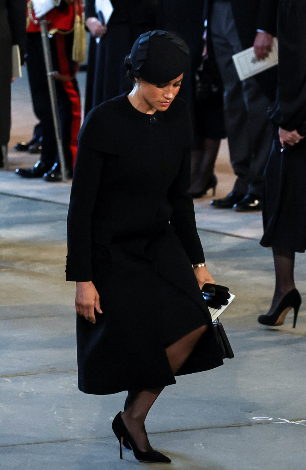 当梅根向女王灵柩行屈膝礼时，一双名为「加油」(Pump It Up)的无带高跟鞋意外引起话题。(图/路透社)(photo:ChinaTimes)