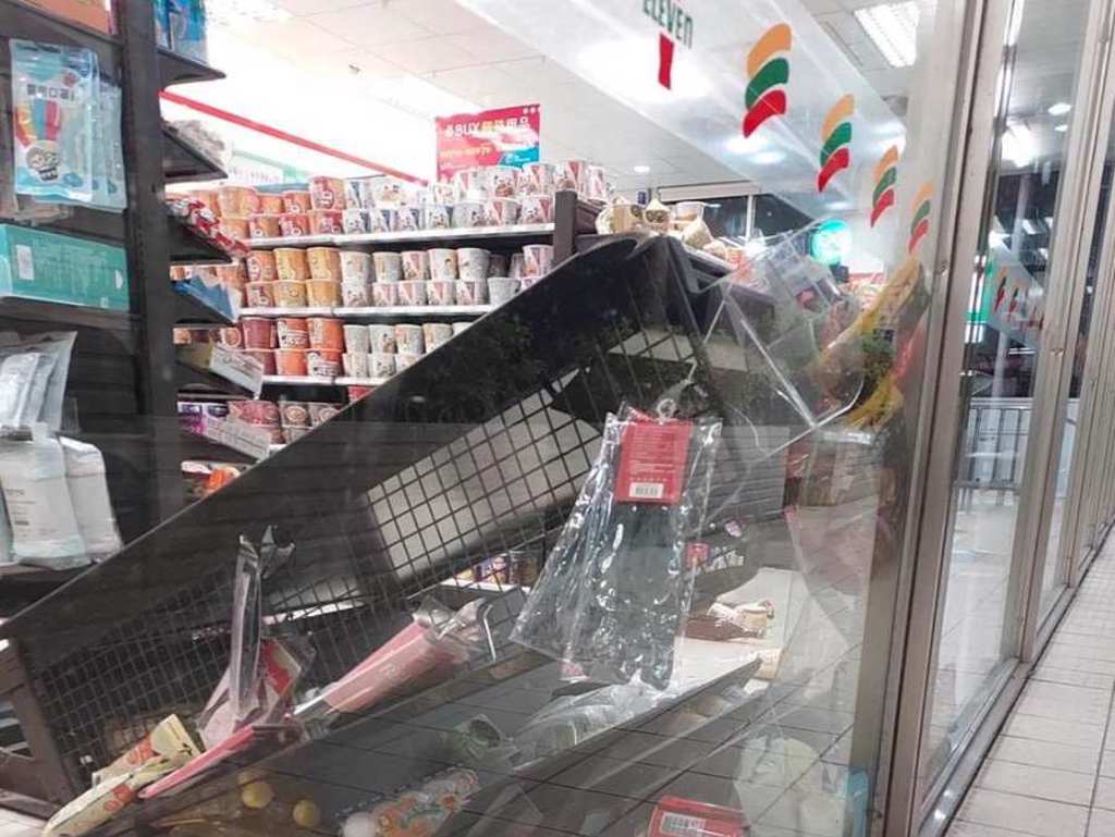 台東6.8強震導致花蓮的超商貨架倒塌。(資料照 民眾提供)