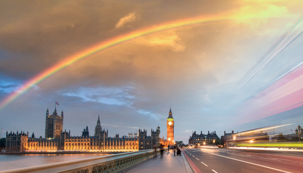 伦敦的天空竟出现一片黄澄澄，美丽彩虹划破天际，彷彿象征女王跟大家做最后告别。示意图／shutterstock(photo:ChinaTimes)