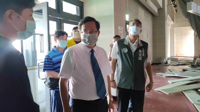 郑文灿(中)视察受地震影响发生天花板坍塌事故的八德国民运动中心羽球场。（资料照／赖佑维摄）