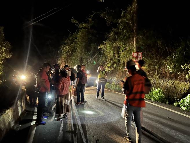 公路總局動員大型機具，支援花蓮赤科山與六十石山聯外道路搶災(公路總局提供)