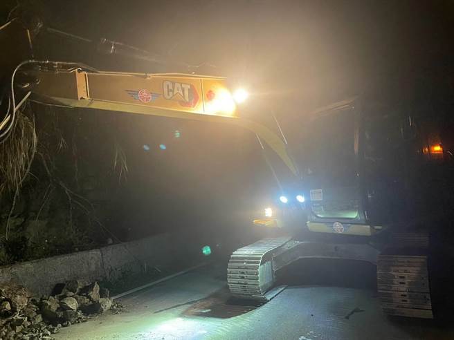 公路總局動員大型機具，支援花蓮赤科山與六十石山聯外道路搶災(公路總局提供)