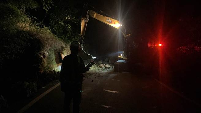 公路總局動員大型機具，支援花蓮赤科山與六十石山聯外道路搶災(公路總局提供)