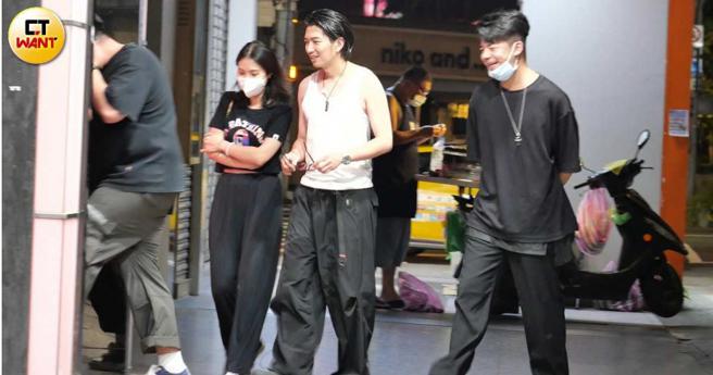 林志泓唱歌唱到一半出來抽菸放風，心情看起來相當好。（圖／本刊攝影組）