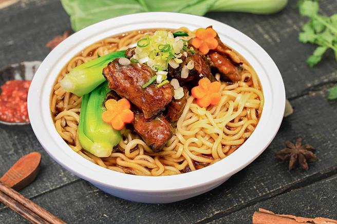 （六福万怡大厅酒吧「丰融红烧牛肋麵」，在「2022臺北市牛肉麵国际大赏」得到铜牌。图／六福旅游集团提供）