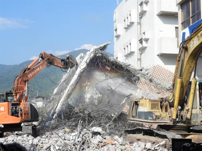 花莲玉里镇3层楼民宅惨被震倒，建物严重受损，县府考量安全疑虑，漏夜拆除，将钢筋水泥打碎陆续运除后，统一超商收银机与ATM保险柜顺利出土，但屋主心繫的保险箱仍深埋在水泥瓦堆中。（罗亦晽摄）