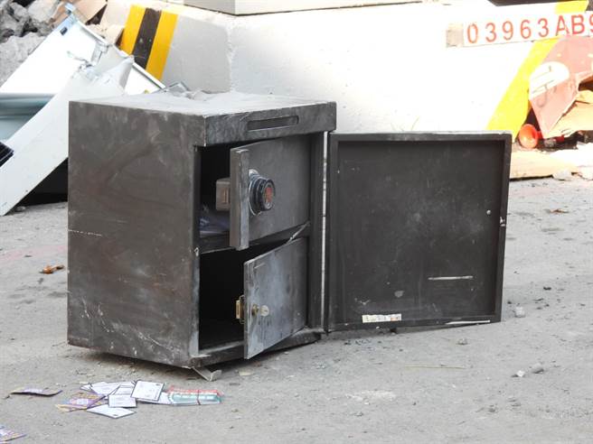 花莲玉里镇3层楼民宅惨被震倒，建物严重受损，县府考量安全疑虑，漏夜拆除，将钢筋水泥打碎陆续运除后，统一超商收银机与ATM保险柜顺利出土，但屋主心繫的保险箱仍深埋在水泥瓦堆中。（罗亦晽摄）