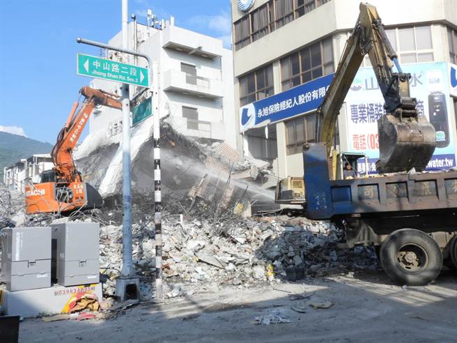 花莲玉里镇3层楼民宅惨被震倒，建物严重受损，县府考量安全疑虑，漏夜拆除，将钢筋水泥打碎陆续运除后，统一超商收银机与ATM保险柜顺利出土，但屋主心繫的保险箱仍深埋在水泥瓦堆中。（罗亦晽摄）