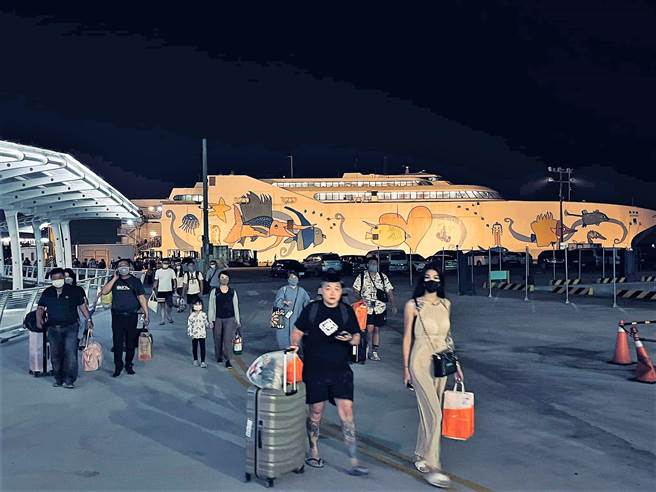 载运311位旅客的丽娜轮，因夜航问题被航港局要求不准出港，船上300多人因此获得免费住宿马公一晚的优惠。（丽娜轮旅客提供）