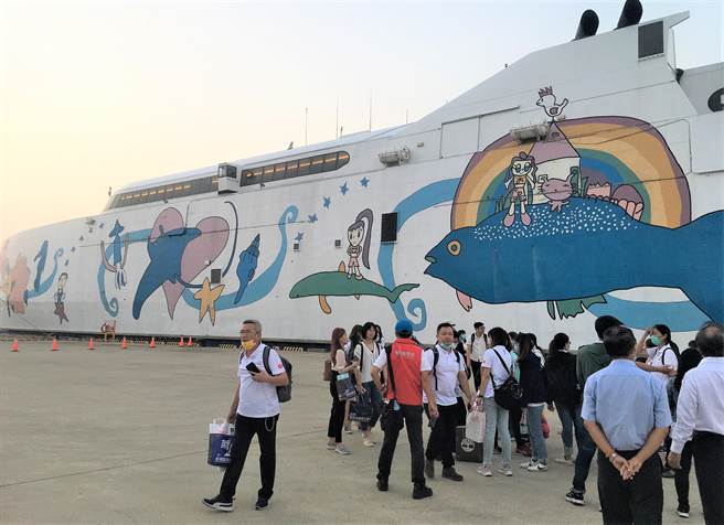 丽娜轮认为，该船由台北港航行大陆平潭港都有夜航经验，苏澳花莲间也曾经夜航，都没有被当地的航港局阻止，不料在马公港却被阻止开航。（张茂雄摄）