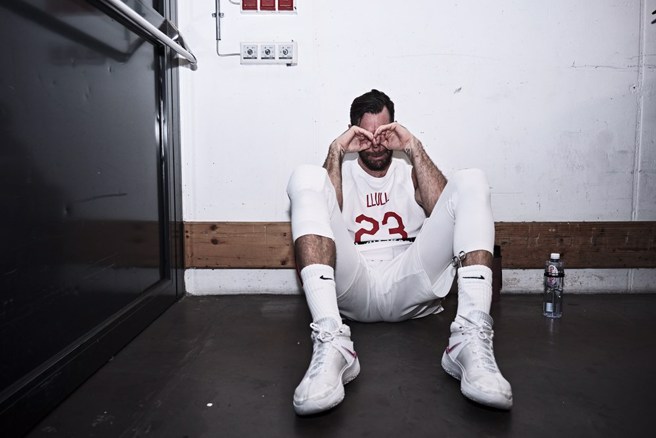 西班牙37岁老将费南德兹一个人躲在休息室角落掩面痛哭。(取自FIBA官网)