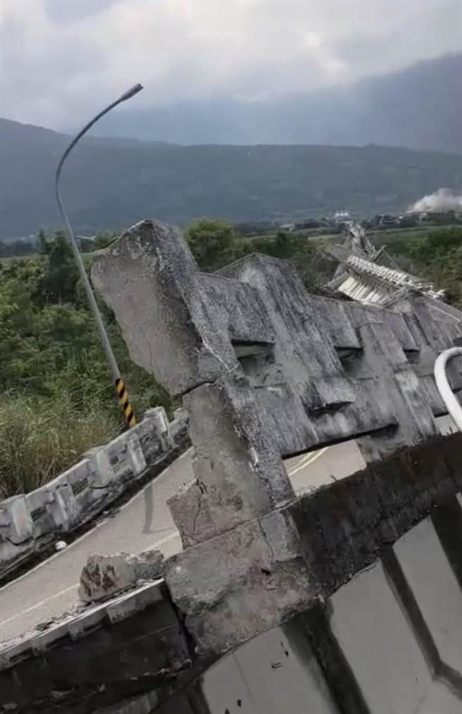 被强震震垮的高寮大桥，还有多项公共设施损毁，检方调查厘清。（民眾提供）